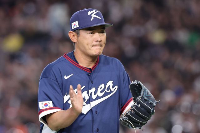 야구 대표팀 노경은이 9일 일본 도쿄돔서 열린 월드베이스볼클래식(WBC) 본선 1라운드 C조 4차전 호주와 경기에 팀 두 번째 투수로 등판해 2회말을 실점 없이 막은 뒤 마운드를 내려가고 있다. 도쿄｜뉴시스
