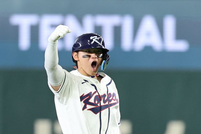 야구 대표팀 김도영이 8일 일본 도쿄돔에서 열린 2026 WBC 본선 1라운드 C조 대만과 경기 8회말 2사 1루 상황에서 1타점 적시 2루타를 날린 뒤 포효하고 있다. 도쿄｜뉴시스