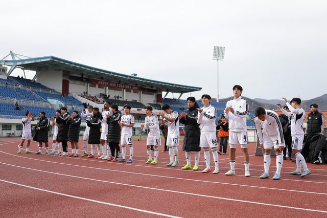 전북과 대전하나는 올 시즌 K리그1의 강력한 우승후보로 지목됐지만 시즌 초반 수비 문제에 발목을 잡히며 고전을 거듭하고 있다. 사진은 8일 김천종합운동장서 열린 김천과 K리그1 원정경기서 1-1로 비긴 뒤 팬들에게 인사하는 전북 선수단. 사진제공│한국프로축구연맹
