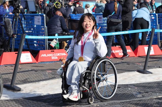 김윤지가 8일(한국시간) 이탈리아 테세로 크로스컨트리스타디움서 열린 2026밀라노·코르티나담페초동계패럴림픽 바이애슬론 여자 개인 좌식 12.5㎞서 우승한 뒤 세리머니를 하고 있다. 사진제공｜대한장애인체육회