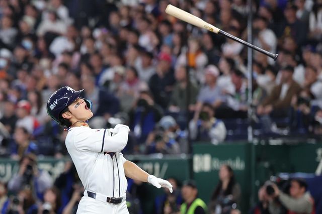 야구 대표팀 김도영이 8일 일본 도쿄돔에서 열린 2026 WBC 본선 1라운드 C조 대만과 경기 6회말 1사 1루 상황에서 2점 홈런을 때린 뒤 포효하며 배트를 던지고 있다. 도쿄｜뉴시스