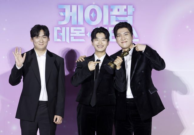 [서울=뉴시스] 김혜진 기자 = 더블랙레이블 프로듀서 IDO 남희동(왼쪽부터), 이유한, 곽중규이 1일 오후 서울 용산구 CGV 용산아이파크몰에서 열린 넷플릭스 영화 ‘케이팝 데몬 헌터스’ 아카데미 수상 기념 기자간담회에서 포즈를 취하고 있다. 2026.04.01. jini@newsis.com