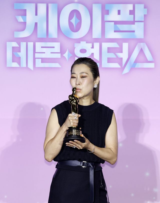 [서울=뉴시스] 김혜진 기자 = 매기 강 감독이 1일 오후 서울 용산구 CGV 용산아이파크몰에서 열린 넷플릭스 영화 ‘케이팝 데몬 헌터스’ 아카데미 수상 기념 기자간담회에서 포즈를 취하고 있다. 2026.04.01. jini@newsis.com