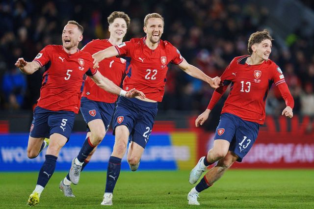 체코 선수들이 1일(한국시간) 프라하 에페트 아레나에서 열린 덴마크와 북중미월드컵 유럽 PO 패스D 결승전에서 덴마크를 승부차기로 꺾고 본선행을 확정한 뒤 환호하고 있다. 프라하｜AP뉴시스