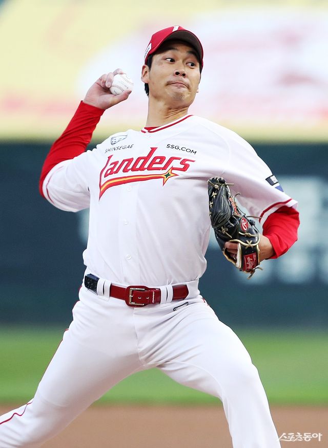 SSG 아시아쿼터 투수 타케다 쇼타가 1일 인천 키움전에 선발등판해 역투하고 있다. 사진제공｜SSG 랜더스