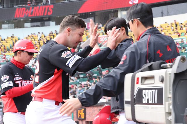 KIA 제리드 데일(왼쪽)이 시범경기 부진을 딛고, KBO리그에 서서히 적응하고 있다. 사진제공｜KIA 타이거즈