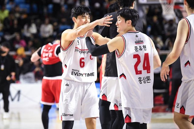 정관장 주장 박지훈(왼쪽)이 소속팀 후배 문유현의 신인상 자격을 강력하게 어필했다. 사진제공ㅣKBL