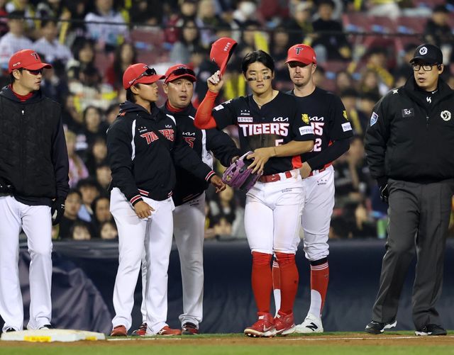 KIA 김도영이(왼쪽 4번째) 1일 잠실구장서 열린 ‘2026 신한 SOL KBO리그’ LG와 원정경기서 8회말 수비 도중 허리 통증을 느낀 뒤 인상을 찌푸리고 있다. 잠실｜뉴시스