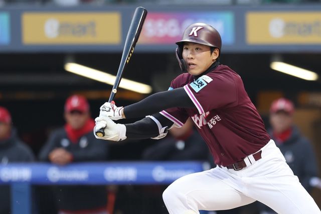 키움 이주형이 1일 인천 SSG전 1회초 타격 후 타구를 바라보고 있다. 사진제공｜키움 히어로즈