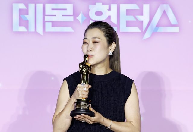 [서울=뉴시스] 김혜진 기자 = 매기 강 감독이 1일 오후 서울 용산구 CGV 용산아이파크몰에서 열린 넷플릭스 영화 ‘케이팝 데몬 헌터스’ 아카데미 수상 기념 기자간담회에서 포즈를 취하고 있다. 2026.04.01. jini@newsis.com