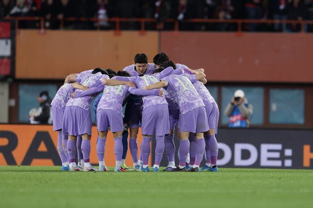 축구국가대표팀 선수들이&nbsp;1일(한국시간) 에른스트 하펠 슈타디온서 열린 오스트리아전 킥오프 직전 한데 모여 결의를 다지고 있다. 사진제공｜대한축구협회