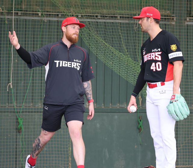 KIA 원투펀치 아담 올러(왼쪽)와 제임스 네일은 안정적인 투구로 2026시즌의 기대감을 키우고 있다. 사진제공｜KIA 타이거즈