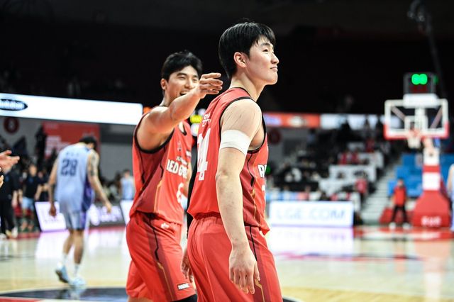 정관장 주장 박지훈(왼쪽)이 소속팀 후배 문유현의 신인상 자격을 강력하게 어필했다. 사진제공ㅣKBL