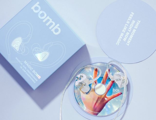 아일릿은 지난해 5월 선보인 미니 3집 ‘밤’(bomb)에서 핸드 마이크와 함께 라이브 무대의 ‘상징’처럼 여겨지는 ‘인이어 이어폰’ 버전을 선보여 큰 호응을 얻었다. 사진제공|빌리프랩