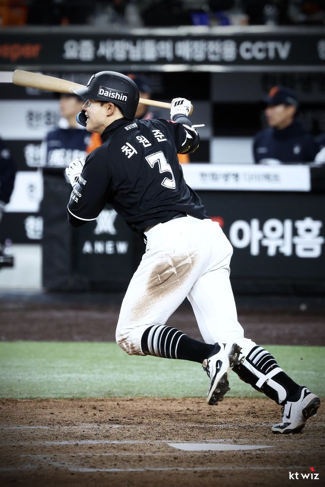 KT 최원준이 1일 대전한화생명볼파크서 열린 한화전서 타격하고 있다. KT는 최원준의 활약에 힘입어 팀 역대 최다 개막 4연승을 달렸다. 사진제공｜KT 위즈