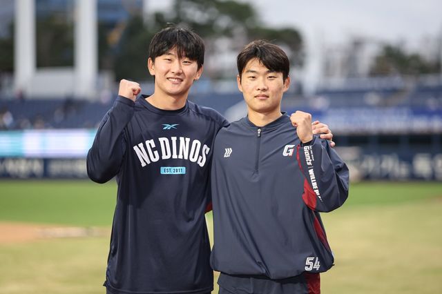 NC 이준혁(왼쪽)과 롯데 이준서가 지난달 31일 창원NC파크서 열린 NC와 롯데의 ‘2026 신한 SOL KBO리그’ 1차전 맞대결에 앞서 프로 선수로서 첫 만남에 나섰다. 사진제공｜롯데 자이언츠
