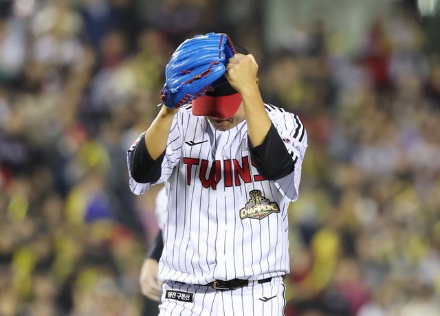 LG 송승기가 1일 잠실구장서 열린&nbsp; ‘2026 신한 SOL KBO리그’ KIA와 홈경기서 선발등판해 4회초 병살타를 잡아낸 뒤 세리머니를 하고 있다. 잠실｜뉴시스