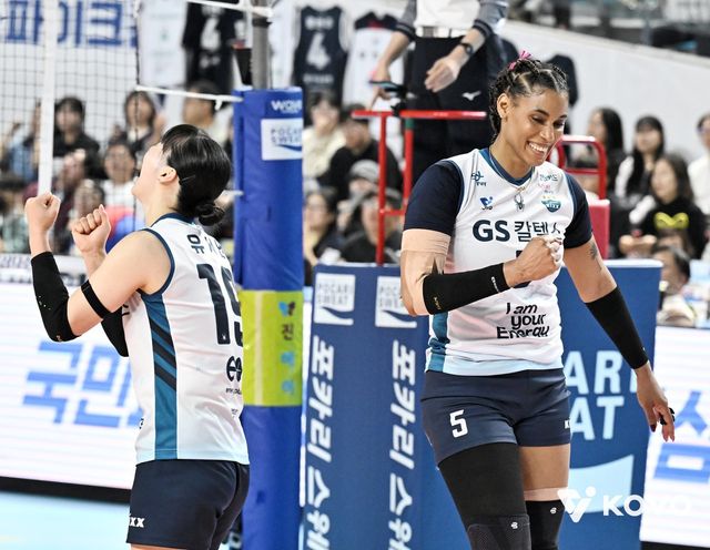 GS칼텍스 실바(오른쪽)와 유서연이&nbsp;1일 김천체육관서 열린 도로공사와 챔프전 1차전 원정경기 도중 득점한 뒤 기뻐하고 있다. 사진제공│KOVO