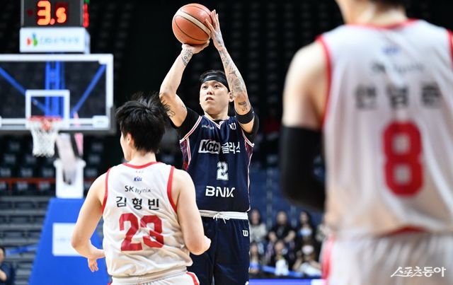 KCC 최준용(2번)이 1일 부산 사직체육관에서 열린 SK전 도중 3점슛을 시도하고 있다. 사진제공｜KBL