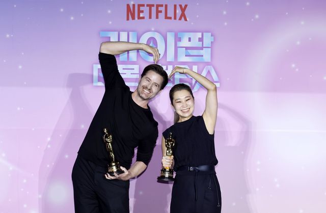 [서울=뉴시스] 김혜진 기자 = 크리스 애플한스(왼쪽), 매기 강 감독이 1일 오후 서울 용산구 CGV 용산아이파크몰에서 열린 넷플릭스 영화 ‘케이팝 데몬 헌터스’ 아카데미 수상 기념 기자간담회에서 포즈를 취하고 있다. 2026.04.01. jini@newsis.com