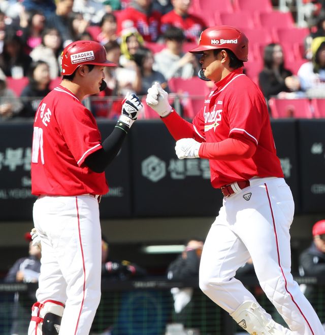 SSG는 김재환(오른쪽)과 고명준의 콤비네이션으로 홈런 명가의 부활을 꿈꾼다. 사진제공｜SSG 랜더스