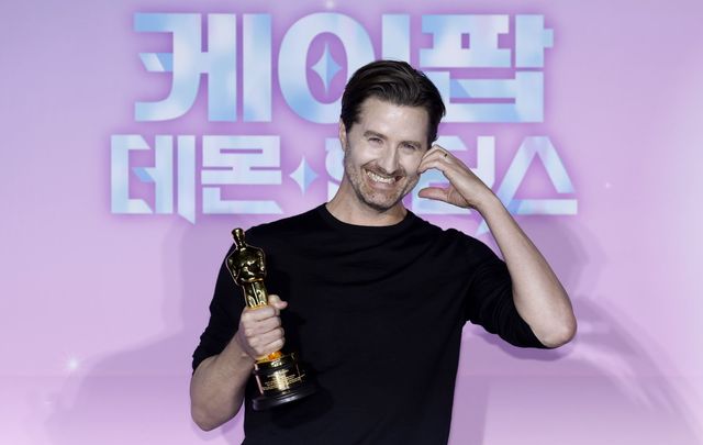 [서울=뉴시스] 김혜진 기자 = 크리스 애플한스 감독이 1일 오후 서울 용산구 CGV 용산아이파크몰에서 열린 넷플릭스 영화 ‘케이팝 데몬 헌터스’ 아카데미 수상 기념 기자간담회에서 포즈를 취하고 있다. 2026.04.01. jini@newsis.com