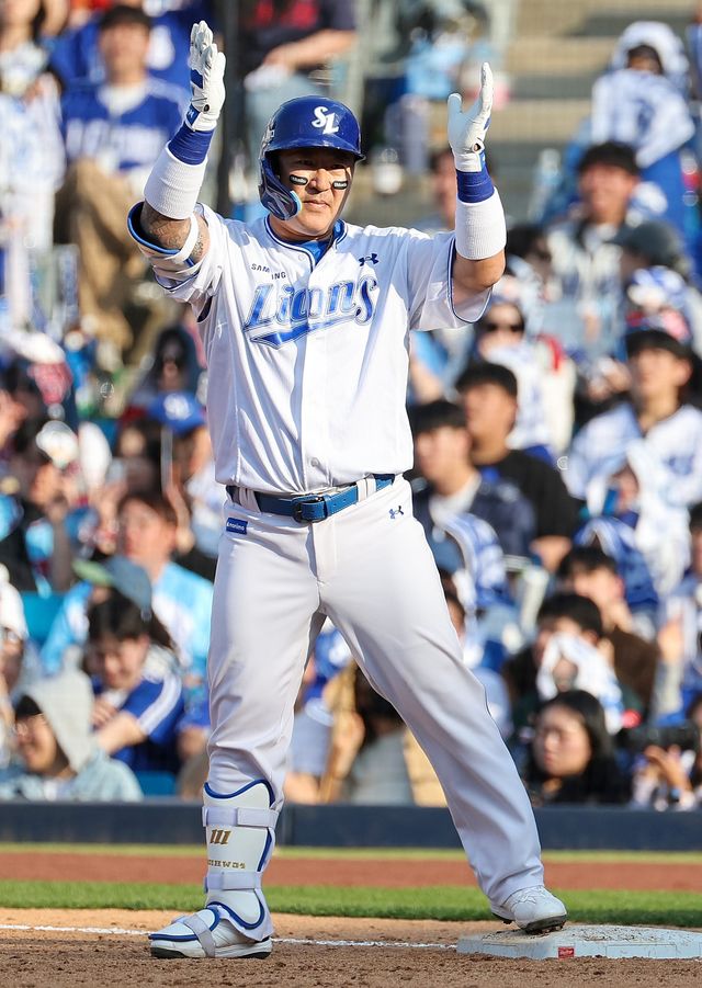 삼성 최형우가 3월 28일 대구 롯데전서 역대 최고령 안타를 기록한 뒤 세리머니를 하고 있다. 뉴시스