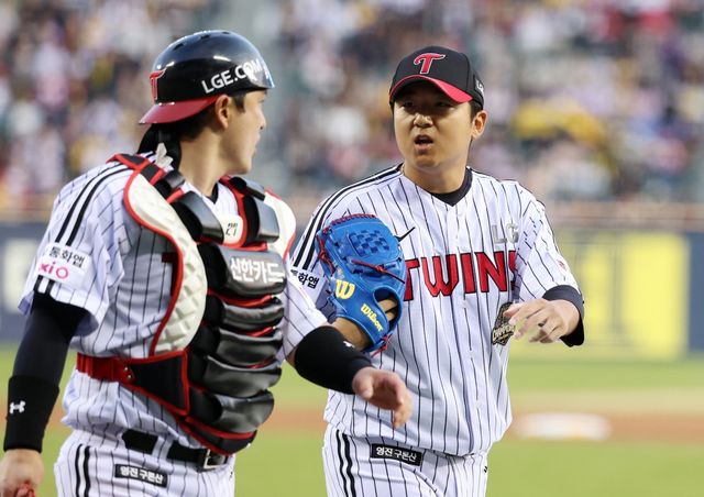 LG 송승기(오른쪽)가 1일 잠실구장서 열린&nbsp; ‘2026 신한 SOL KBO리그’ KIA와 홈경기서 선발등판해 1회초를 무실점으로 끝낸 뒤 포수 박동원과 얘기하고 있다. 잠실｜뉴시스