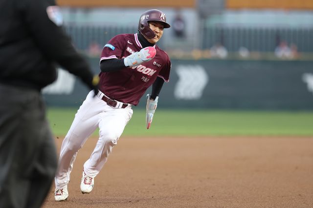 키움 이주형이 1일 인천 SSG전 1회초 추재현의 적시타 때 홈으로 질주하고 있다. 사진제공｜키움 히어로즈