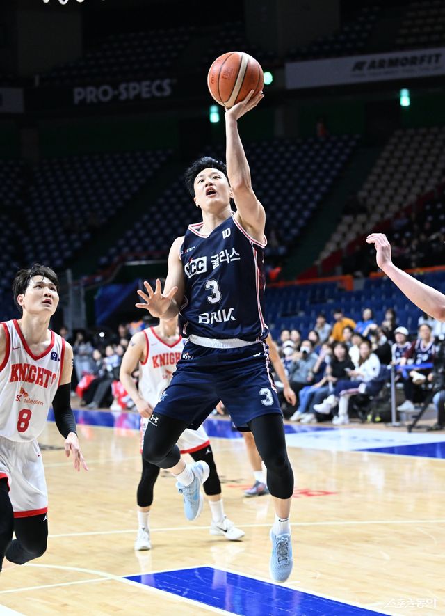 KCC 허웅(가운데)이 1일 부산 사직체육관에서 열린 SK전 도중 레이업슛을 시도하고 있다. 사진제공｜KBL