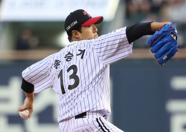 LG 송승기가 1일 잠실구장서 열린&nbsp; ‘2026 신한 SOL KBO리그’ KIA와 홈경기서 선발등판해 역투하고 있다. 잠실｜뉴시스