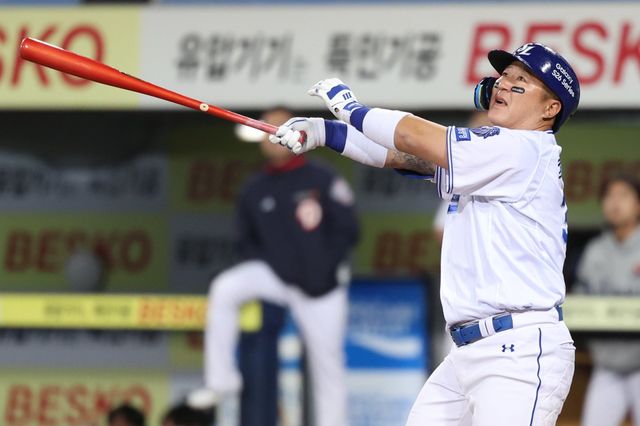 삼성 최형우(왼쪽)가 3월 31일 대구 두산전 7회말 역대 최고령 홈런을 쳐낸 뒤 타구를 응시하고 있다. 사진제공ㅣ삼성 라이온즈