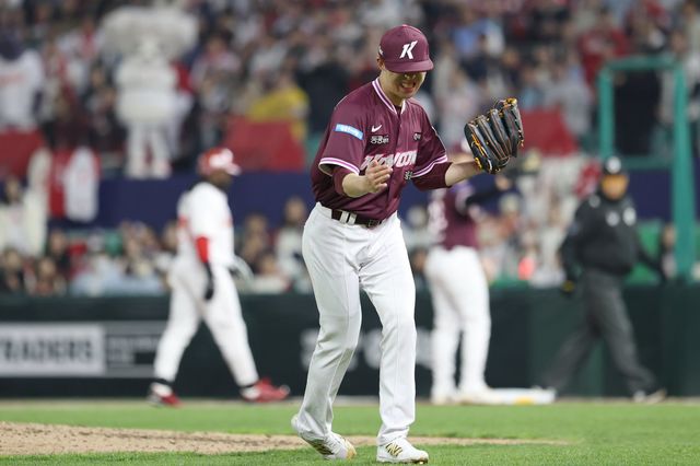 키움 배동현이 1일 인천 SSG전서 5회말을 실점없이 막아낸 뒤 포효하고 있다. 사진제공｜키움 히어로즈