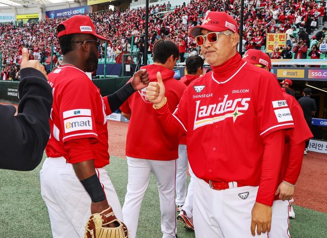 이숭용 SSG 감독(오른쪽)이 팀의 개막 3연승을 거둔 과정을 칭찬하며 “올해가 제일 긍정적”이라고 말했다. 사진제공｜SSG 랜더스