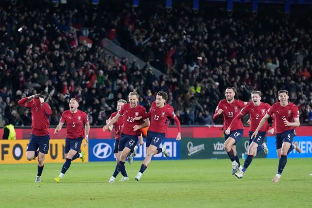 체코 선수들이 1일(한국시간) 프라하 에페트 아레나에서 열린 덴마크와 북중미월드컵 유럽 PO 패스D 결승전에서 덴마크를 승부차기로 꺾고 본선행을 확정한 뒤 환호하고 있다.&nbsp;프라하｜AP뉴시스