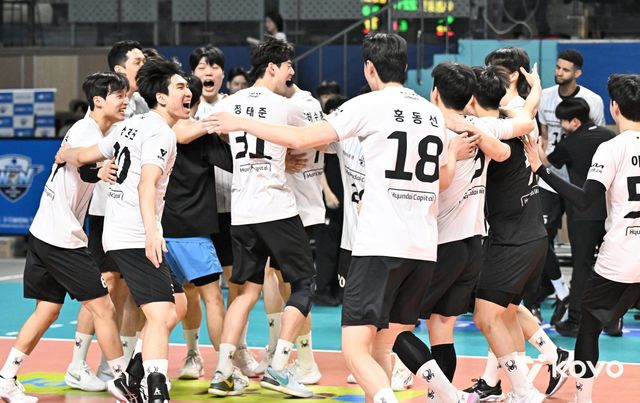 대한항공과 현대캐피탈이 2일 인천 계양체육관서 열릴 챔프전 1차전을 시작으로 우승컵을 다툰다. 사진은 지난달 29일&nbsp;장충체육관서&nbsp;열린&nbsp;우리카드와 PO 2차전 원정경기서 이겨 챔프전 진출을 확정짓고 기뻐하는 현대캐피탈 선수들. 사진제공│KOVO