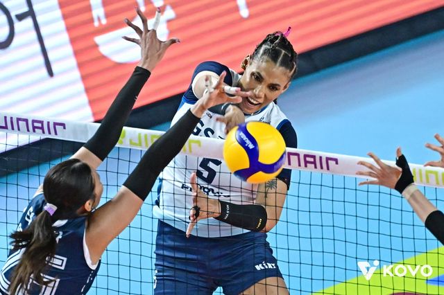 GS칼텍스 실바(뒤)가 1일 김천체육관서 열린 도로공사와 챔프전 1차전 원정경기서 스파이크를 날리고 있다. 사진제공│KOVO