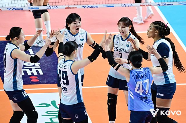 GS칼텍스 선수들이 1일 김천체육관서 열린 도로공사와 챔프전 1차전 원정경기 도중 득점한 뒤 기뻐하고 있다. 사진제공│KOVO