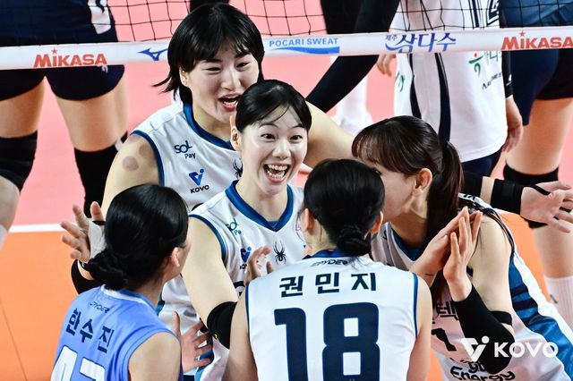 GS칼텍스 선수들이&nbsp;1일 김천체육관서 열린 도로공사와 챔프전 1차전 원정경기 도중 득점한 뒤 기뻐하고 있다. 사진제공│KOVO