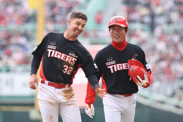 KIA 제리드 데일(왼쪽)이 시범경기 부진을 딛고, KBO리그에 서서히 적응하고 있다. 사진제공｜KIA 타이거즈