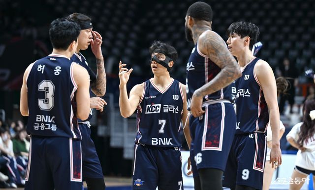 KCC 선수들이 1일 부산 사직체육관에서 열린 SK전 도중 한 데 모여 이야기를 나누고 있다. 사진제공｜KBL
