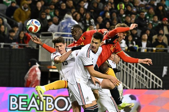 멕시코 선수들이 1일(한국시간) 미국 일리노이 주 시카고의 솔저필드서 열린 벨기에와 평가전서 상대 선수들과 공중볼을 경합하고 있다. 시카고│AP뉴시스