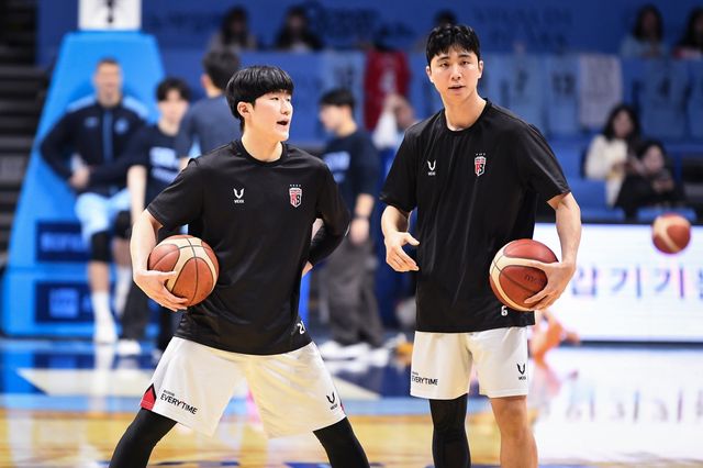 정관장 주장 박지훈(오른쪽)이 소속팀 후배 문유현의 신인상 자격을 강력하게 어필했다. 사진제공ㅣKBL