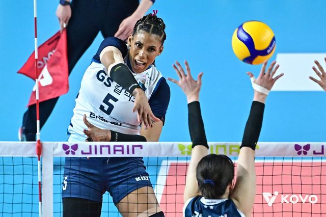 GS칼텍스 실바(뒤)가 1일 김천체육관서 열린 도로공사와 챔프전 1차전 원정경기서 스파이크를 날리고 있다. 사진제공│KOVO