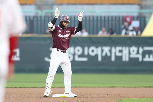 키움 이주형이 1일 인천 SSG전 1회초 2루타를 쳐낸 뒤 세리머니를 하고 있다. 사진제공｜키움 히어로즈