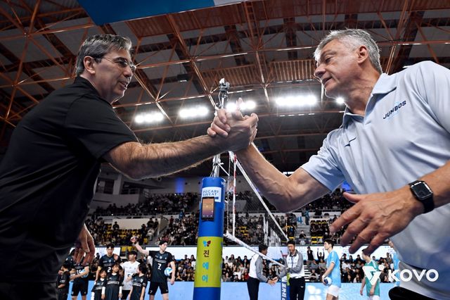 대한항공과 현대캐피탈이 2일 인천 계양체육관서 열릴 챔프전 1차전을 시작으로 우승컵을 다툰다. 사진은 정규리그서 맞대결을 펼친 헤난 대한항공 감독(오른쪽)과 블랑 현대캐피탈 감독. 사진제공│KOVO