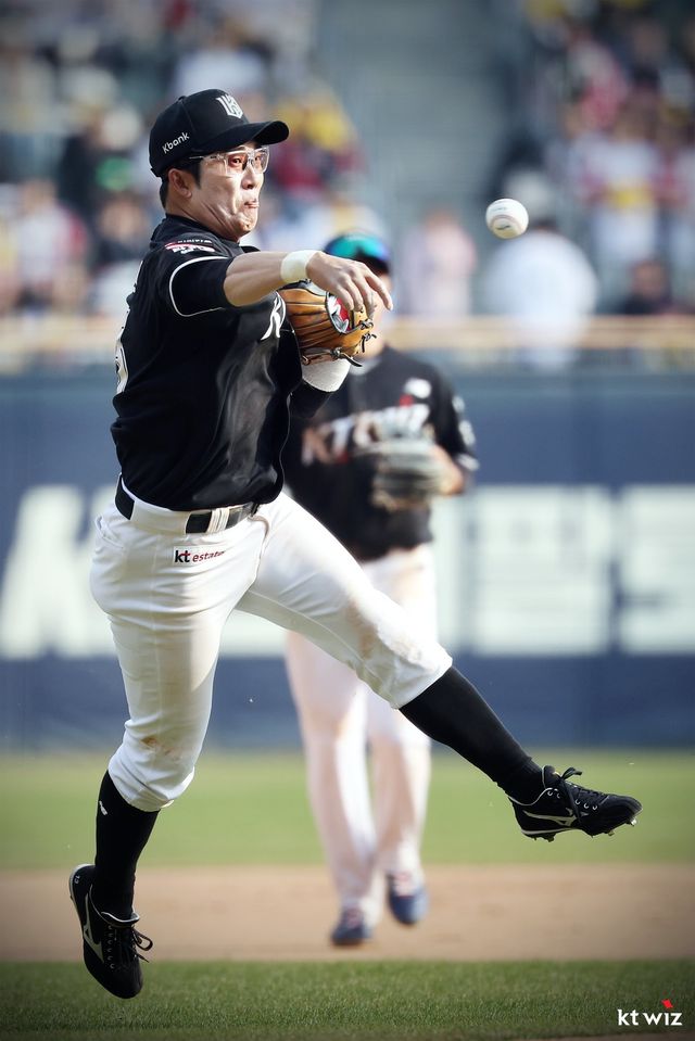 공에 머리를 맞은 KT 허경민이 큰 부상을 피했다. 사진제공｜KT 위즈