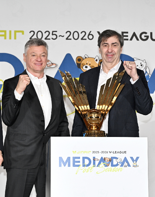 대한항공과 현대캐피탈이 2일 인천 계양체육관서 열릴 챔프전 1차전을 시작으로 우승컵을 다툰다. 사진은 지난달 20일 강남 리베라호텔서 열린 V리그 포스트시즌 미디어데이에 참석한 헤난 대한항공 감독(왼쪽)과 블랑 현대캐피탈 감독. 사진제공│KOVO