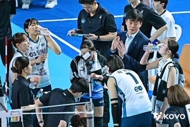 이영택&nbsp;GS칼텍스 감독(오른쪽 뒤)이&nbsp;1일 김천체육관에서 열린 도로공사와 챔프전 1차전 원정경기서&nbsp;작전타임 도중 선수들에게 지시사항을 전달하고 있다. 사진제공│KOVO