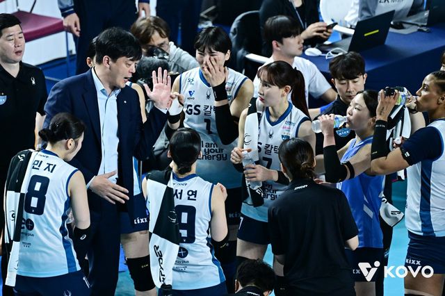 이영택 GS칼텍스 감독(왼쪽 끝)이&nbsp;1일 김천체육관에서 열린 도로공사와 챔프전 1차전 원정경기서 작전타임 도중 선수들에게 지시사항을 전달하고 있다. 사진제공│KOVO